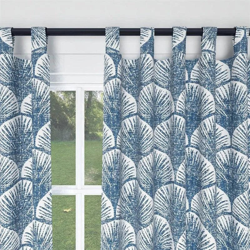 Rideaux à motifs bleus et blancs avec une finition à œillets, parfaits pour ajouter une touche moderne et élégante à votre intérieur. Ces rideaux filtrants optimisent la luminosité tout en préservant votre intimité. Design inspiré des formes naturelles, idéal pour un salon ou une chambre.
