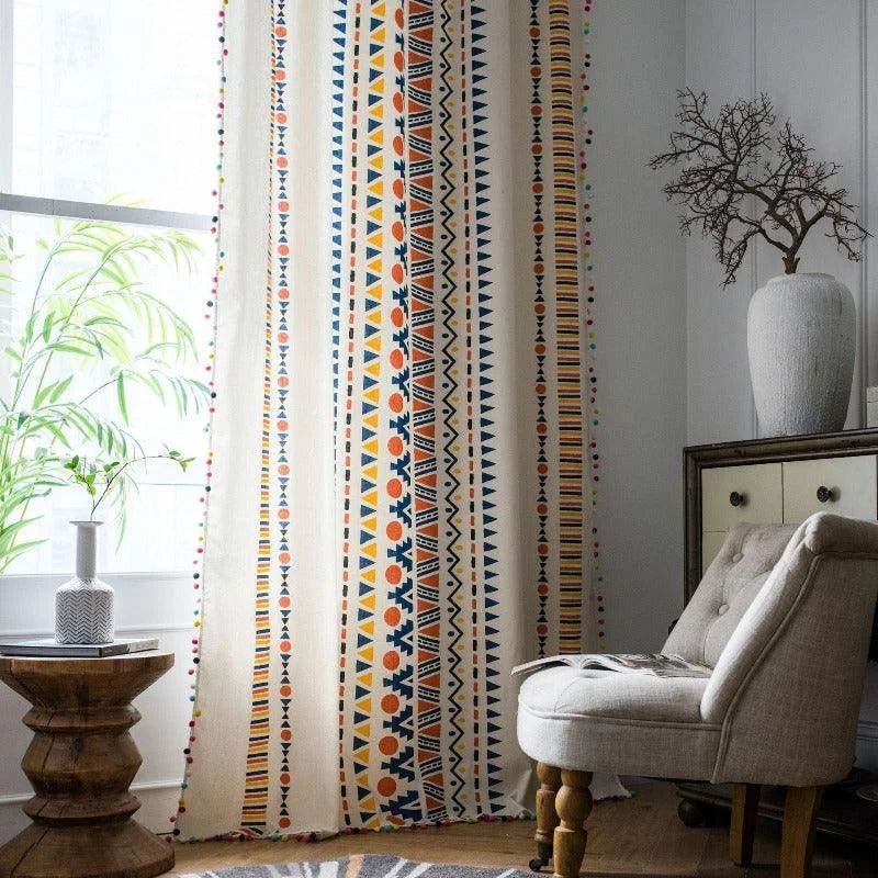 Rideaux design géométrique coloré pour salon, apportant une touche d'élégance et de modernité. Ces rideaux originaux ajoutent de la couleur et du style à votre décoration intérieure, parfaits pour créer une ambiance chaleureuse et accueillante dans votre maison. Adaptés à tout type d'intérieur, ils sont idéaux pour personnaliser votre espace de vie.