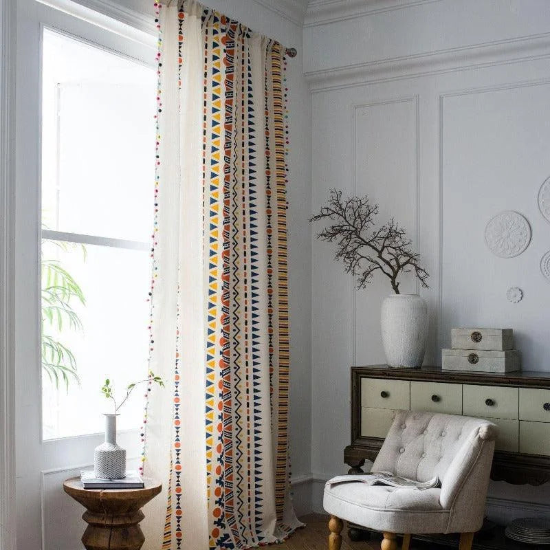 Rideau décoratif à motifs géométriques colorés pour salon moderne, idéal pour apporter une touche ethnique à votre intérieur. Design élégant, parfait pour illuminer la pièce tout en ajoutant personnalité et style.