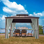 Tonnelle de jardin élégante avec rideaux, idéale pour créer un espace ombragé et confortable en plein air. Parfaite pour les réunions en famille ou entre amis, cette structure robuste embellit tout espace extérieur. Vue imprenable sur le lac et la ville en arrière-plan, ajoutant une touche de tranquillité et de modernité à votre jardin.