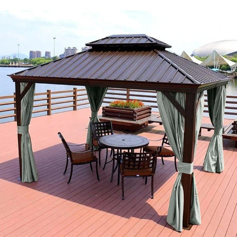Tonnelle élégante pour jardin avec rideaux, idéale pour les espaces extérieurs comme les terrasses et vérandas. Complétée par un ensemble de chaises et une table ronde, parfaite pour des repas ou des moments de détente en plein air. Accueille plusieurs personnes confortablement, offrant une protection contre le soleil tout en ajoutant une touche esthétique à votre espace extérieur. Vue sur un paysage aquatique en arrière-plan, renforçant l’atmosphère relaxante et conviviale.