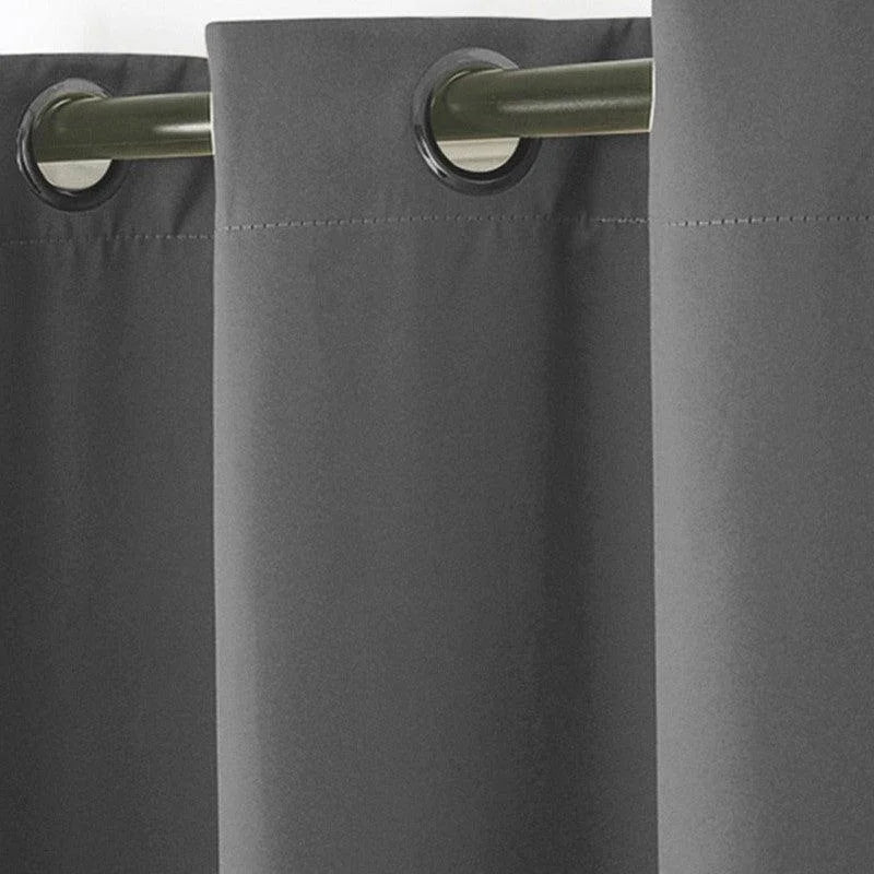 Rideau élégant de couleur gris foncé avec œillets métalliques, idéal pour une décoration moderne et épurée. Parfait pour bloquer la lumière et ajouter une touche sophistiquée à votre intérieur. Convient pour le salon, la chambre ou le bureau. Facile à installer sur une tringle standard.
