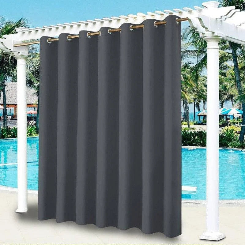 Rideau extérieur gris foncé suspendu à une pergola blanche près d'une piscine, parfait pour créer un espace moderne et élégant tout en offrant une protection solaire optimale lors des journées ensoleillées. Idéal pour les jardins, terrasses ou patios, ce rideau améliore votre confort extérieur et ajoute une touche de style à votre espace de détente.