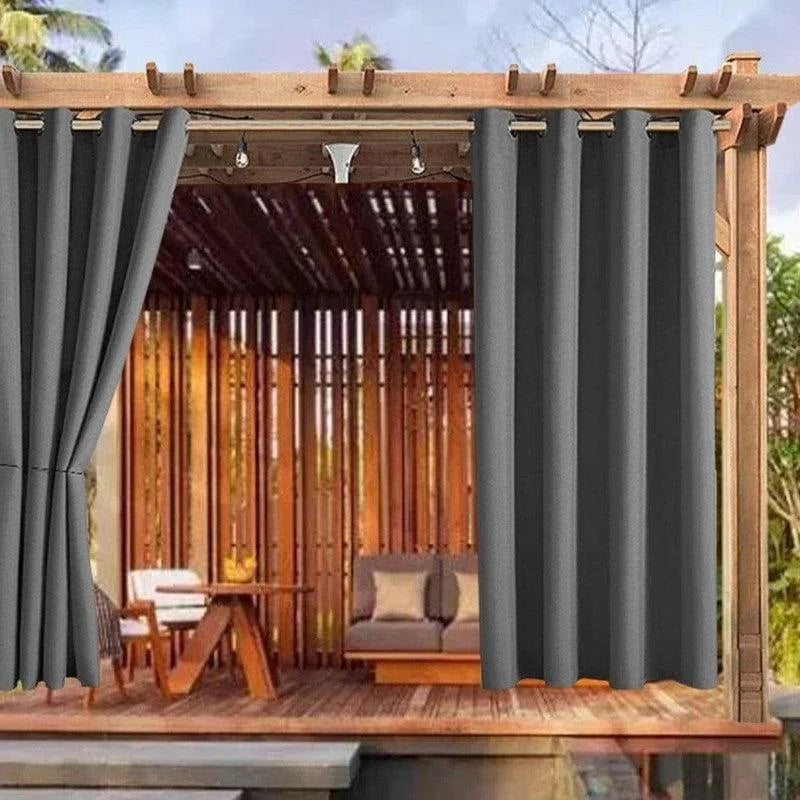 Rideau d'extérieur élégant pour pergola, idéal pour créer un espace de détente intime et protégé des regards indiscrets. Ce rideau intemporel apporte une touche sophistiquée à votre terrasse ou jardin tout en vous offrant une protection solaire efficace. Transformez votre espace extérieur avec style et confort grâce à ce rideau facile à installer.