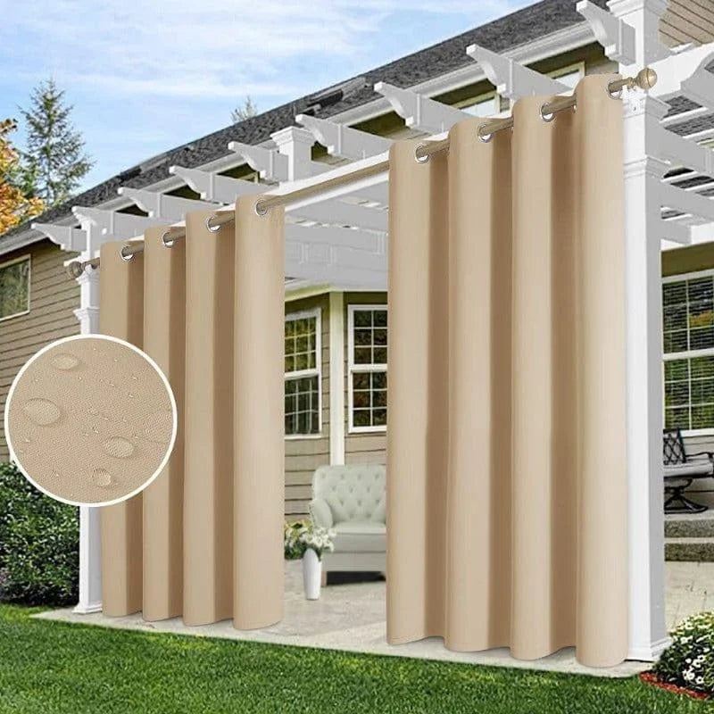 Rideaux extérieurs beiges pour pergola, résistants aux intempéries. Idéals pour créer un espace extérieur confortable et élégant. Protection efficace contre le vent et le soleil. Solution esthétique pour l'aménagement de votre jardin ou terrasse.