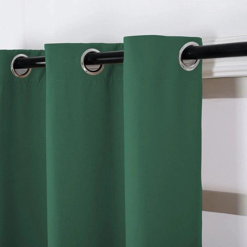 Rideau occultant vert avec œillets argentés, élégant et moderne, parfait pour une chambre ou un salon. Ce modèle apporte une touche de couleur et d'intimité à votre intérieur tout en s'intégrant facilement à divers styles de décoration. Installation simple grâce aux œillets robustes qui permettent un glissement fluide sur la tringle. Idéal pour contrôler la lumière et optimiser le confort de votre espace de vie.