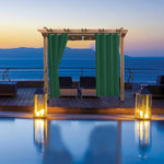 Pergola de jardin avec rideaux verts, idéale pour les espaces extérieurs. Créez une ambiance élégante et intime autour de la piscine avec cette structure élégante. Profitez d'une vue imprenable en soirée, tout en vous relaxant sous cet abri design. Parfaite pour les terrasses et patios, elle offre confort et style.