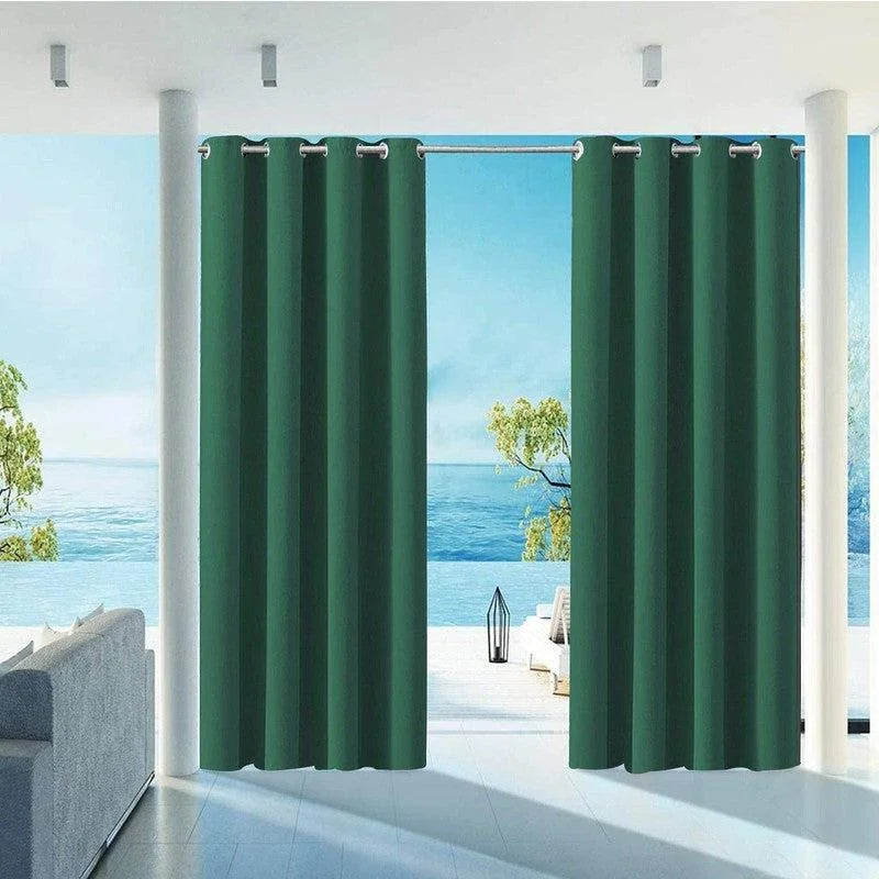 Rideaux occultants verts pour salon moderne avec vue sur la mer. Ces rideaux élégants ajoutent une touche de couleur et d'intimité à votre espace ouvert. Idéal pour créer une atmosphère apaisante avec une luminosité ajustable.
