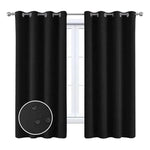 Rideaux opaques noirs avec œillets, parfaits pour bloquer la lumière extérieure et offrir une intimité optimale. Accessoire décoratif idéal pour le salon ou la chambre. Design élégant et moderne qui s'intègre facilement dans tout type de décoration intérieure.
