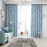 Rideaux élégants avec motif végétal bleu pour salon moderne, ajoutant une touche de fraîcheur et de style. Complément parfait pour un intérieur lumineux, alliant confort et esthétisme. Idéal pour apporter une ambiance apaisante à votre pièce de vie.