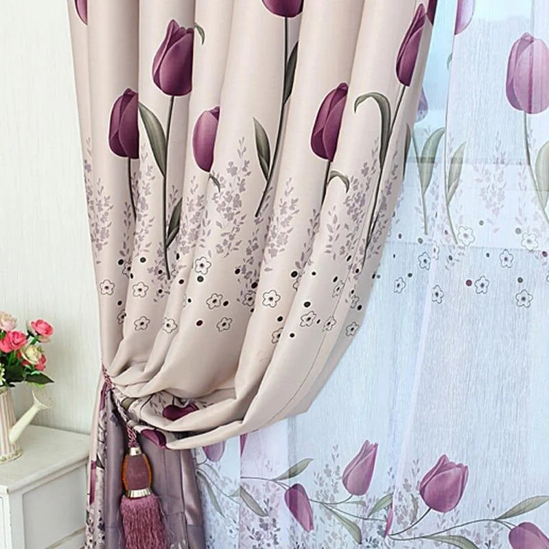Rideau élégant avec motif floral violet, idéal pour embellir les intérieurs. Ajoute une touche de sophistication et d’originalité à votre salon ou chambre. Accessoire décoratif incontournable pour un intérieur raffiné.