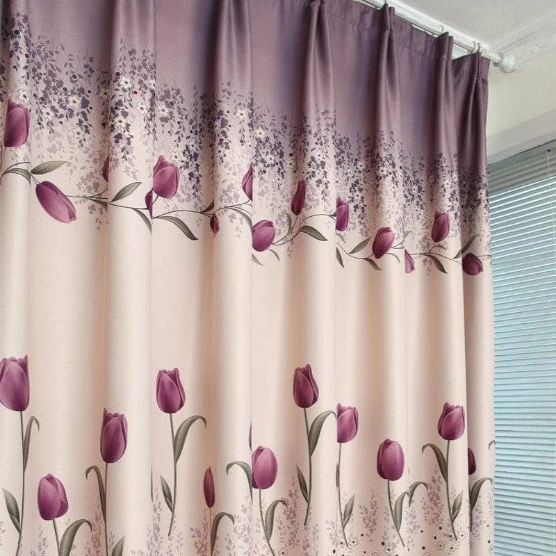 Rideau de douche élégant avec motif floral de tulipes violettes, ajoutant une touche de sophistication et de couleur à votre salle de bain. Idéal pour créer une ambiance relaxante et raffinée. Ce modèle s'intègre parfaitement dans une décoration contemporaine ou classique. Facile à installer, il offre également un excellent moyen de préserver votre intimité tout en apportant une note de fraîcheur à votre espace.