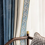 Rideaux élégants avec motifs géométriques, parfaits pour rehausser la décoration intérieure. Tonalités bleu et beige apportant une touche de sophistication à votre salon ou chambre. Accessoire idéal pour maximiser la luminosité naturelle tout en ajoutant une note contemporaine à votre espace de vie.