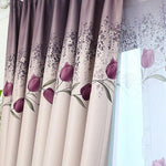 Rideau élégant avec motifs floraux violets, ajoutant une touche décorative raffinée à votre intérieur. Design floral délicat, idéal pour créer une ambiance chaleureuse et accueillante dans le salon ou la chambre. Accessoire décoratif parfait pour améliorer l'esthétique de votre espace de vie.
