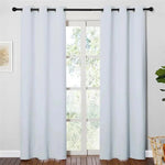 Rideaux opaques de couleur claire pour salon moderne, installés sur une tringle noire au-dessus d'une grande fenêtre, offrant une ambiance lumineuse et élégante à votre intérieur. Idéal pour créer une atmosphère chaleureuse et accueillante tout en préservant l'intimité.