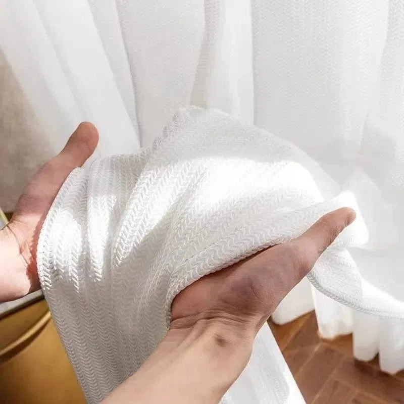 Serviette blanche douce et absorbante tenue par une main, idéale pour les soins quotidiens, apportant confort et élégance à votre routine de bain. Parfait pour une utilisation à la maison ou au spa.