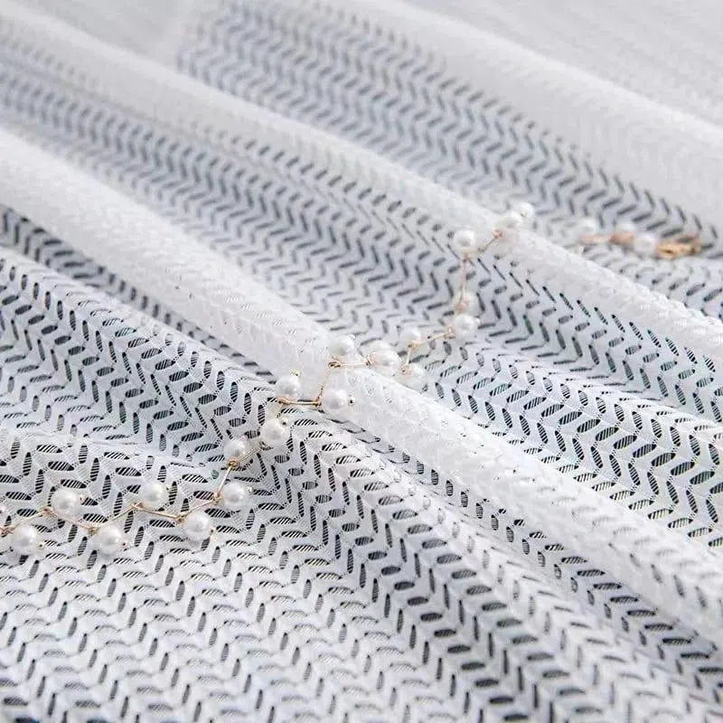 Voilage blanc avec motif géométrique, embellissant votre intérieur avec élégance. Décoration raffinée pour fenêtres, apportant luminosité et style contemporain à votre espace. Accessoire idéal pour une ambiance accueillante et moderne.