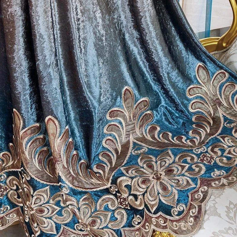 Rideau bleu avec broderies florales dorées et motifs décoratifs, parfait pour apporter une touche élégante et sophistiquée à votre intérieur. Idéal pour un salon ou une chambre, ce rideau allie style et raffinement pour transformer votre espace de vie.