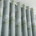 Rideau élégant à motifs floraux verts et blancs, parfait pour ajouter une touche de fraîcheur et de style à votre salon ou chambre. Design raffiné avec œillets, idéal pour une décoration intérieure moderne et accueillante.