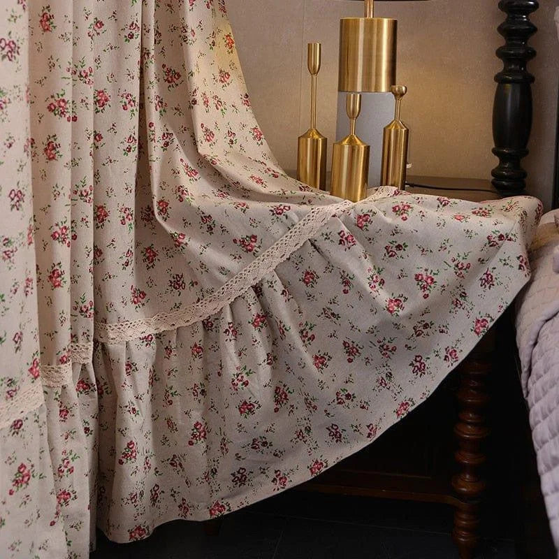 Rideau romantique à motifs floraux roses, idéal pour embellir une chambre à coucher. Son design délicat avec des volants apportera une touche de charme vintage à votre intérieur. Ce rideau élégant s'adapte parfaitement à un décor chaleureux et accueillant. Accessoire de décoration parfait pour une ambiance douce et apaisante.