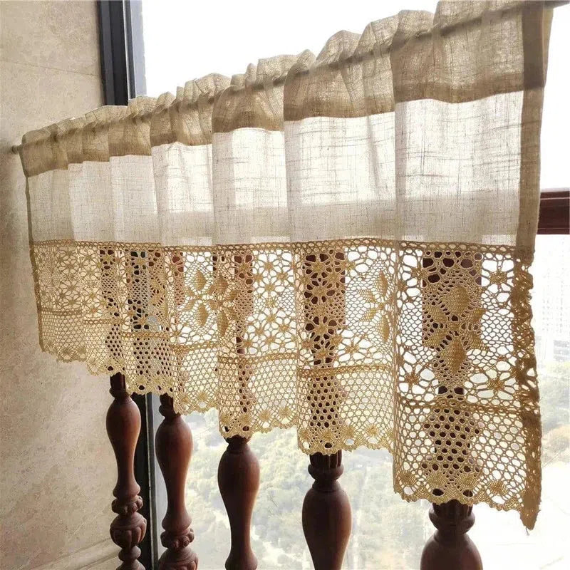 Rideau dentelle esthétique pour décoration intérieure, ajout subtil de charme vintage à votre espace de vie, parfait pour laisser passer la lumière tout en préservant l'intimité. Élément déco idéal pour fenêtres de style classique ou rustique.