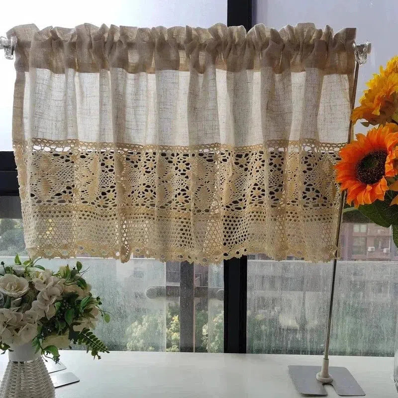Petit rideau vintage pour fenêtre avec design en dentelle, parfait pour une décoration intérieure rustique ou champêtre. Idéal pour éclairer la pièce tout en ajoutant une touche élégante. Accessoire de maison décoratif devant une fenêtre avec fleurs en arrière-plan.