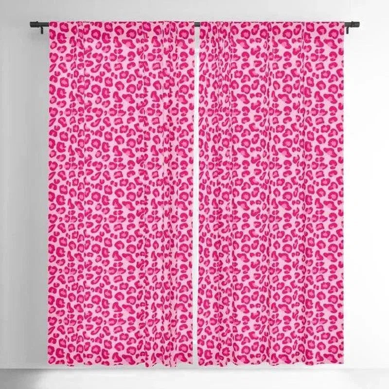 Rideaux élégants au motif léopard rose, parfaits pour ajouter une touche de style et de modernité à votre intérieur. Idéals pour décorer une chambre ou un salon, ces rideaux apportent une ambiance chic et tendance. Faciles à installer, ils complètent avec élégance votre décoration intérieure avec leurs motifs audacieux et contemporains.