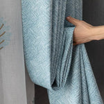 Rideau élégant bleu avec motifs géométriques, idéale pour une décoration intérieure moderne. Facile à installer, ce rideau apporte une touche sophistiquée et raffinée à votre salon ou chambre. Parfait pour créer une ambiance sereine et contemporaine.