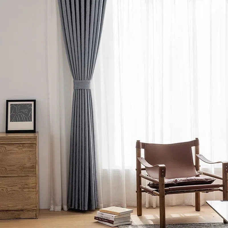 Rideaux opaques gris élégants pour salon moderne, apportant une touche de sophistication à votre intérieur. Design harmonieux combinant discrétion et élégance, idéal pour moduler la luminosité de la pièce tout en préservant l'intimité. Complète parfaitement une décoration contemporaine avec des meubles en bois.