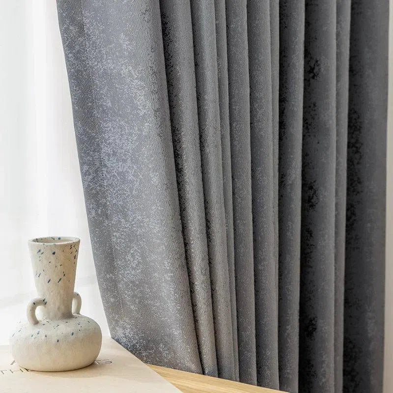 Rideaux élégants de couleur grise pour salon moderne, offrant une ambiance chaleureuse et sophistiquée. Design texturé idéal pour la décoration intérieure. Accessoire parfait pour embellir vos fenêtres tout en préservant l'intimité.