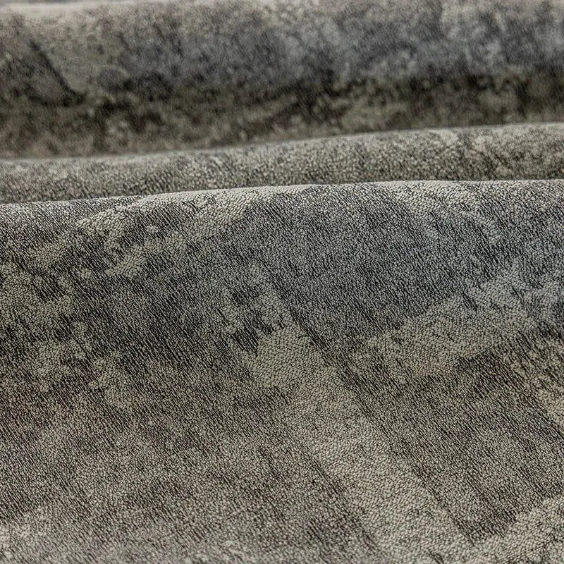 Texture de tissu gris avec finition élégante, idéale pour la décoration intérieure. Motif subtil offrant un aspect moderne, parfait pour ajouter une touche sophistiquée à tout espace de vie.