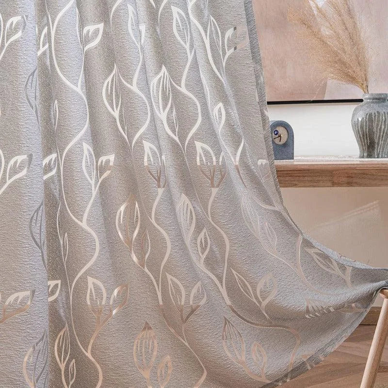 Rideaux élégants avec motifs floraux subtils, parfaits pour ajouter une touche de sophistication à votre intérieur. Idéal pour le salon, la chambre ou la salle de séjour, ce design raffiné transforme votre espace avec une atmosphère paisible et accueillante. Facilitez la gestion de la lumière et assurez l'intimité tout en bénéficiant d'une esthétique moderne et harmonieuse.