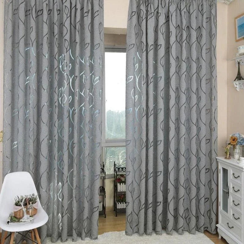 Rideaux élégants gris avec motifs décoratifs ondulés, parfaits pour ajouter une touche moderne à votre salon ou chambre. Ces rideaux opaques offrent une excellente isolation lumineuse et thermique, tout en rehaussant l'esthétique de votre décoration intérieure. Idéal pour créer une ambiance chaleureuse et accueillante dans n'importe quelle pièce.