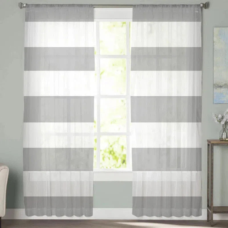 Rideaux transparents à rayures grises pour salon moderne, ajoutant une touche élégante et contemporaine à votre décoration intérieure, tout en laissant entrer la lumière naturelle. Transformez votre espace avec cet élément de design chic et sophistiqué, idéal pour une ambiance lumineuse et accueillante.
