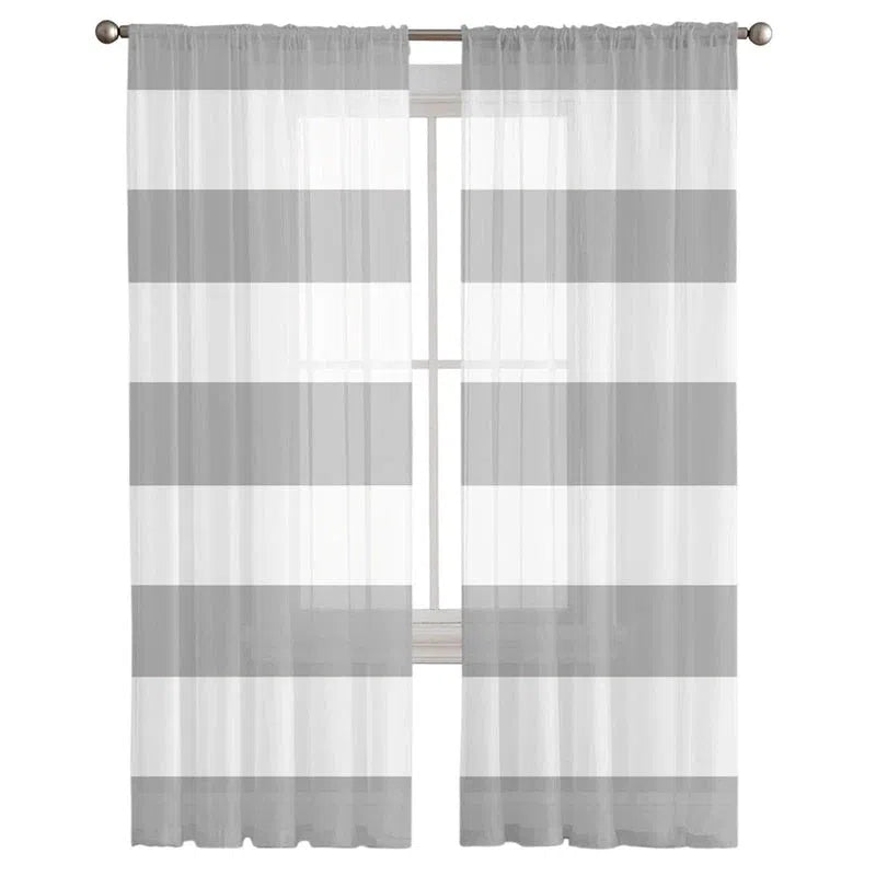 Rideaux élégants à rayures horizontales blanches et grises, parfaits pour embellir les fenêtres de votre salon ou chambre à coucher. Style moderne et épuré pour une ambiance chaleureuse et lumineuse. Idéal pour filtrer la lumière tout en ajoutant une touche décorative à votre intérieur. Ajustement facile grâce à une barre de suspension incluse. Dimensions adaptées aux fenêtres standards.