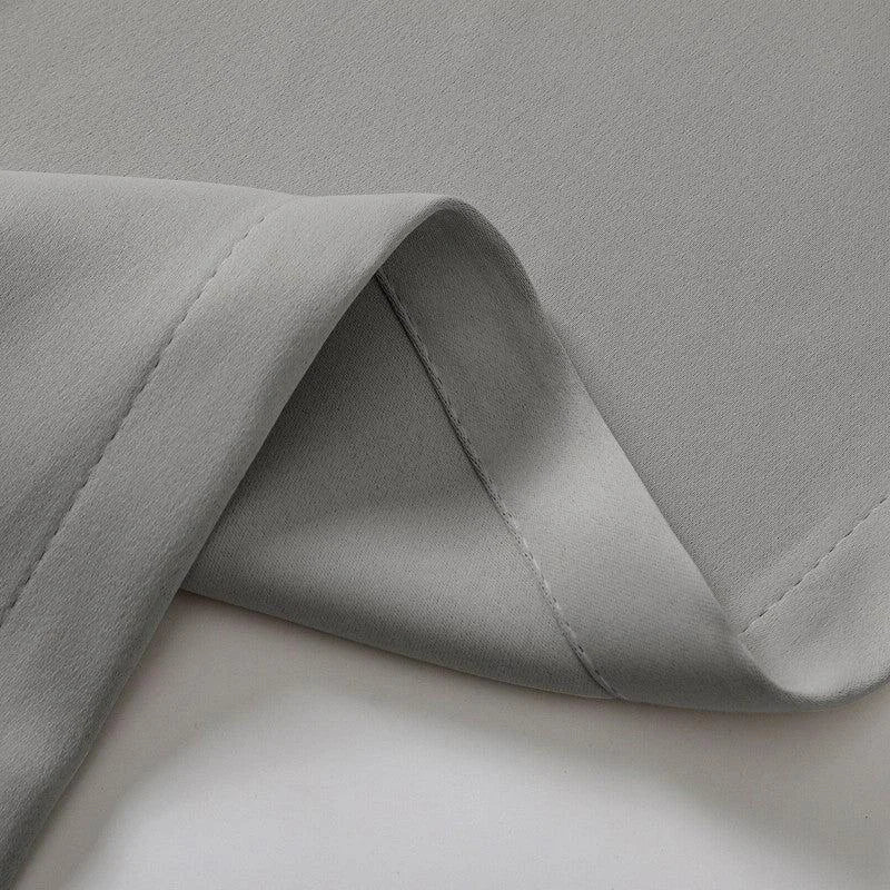 Drap plat gris élégant avec finition soignée, idéal pour une chambre moderne. Ce linge de lit offre une touche contemporaine et épurée, parfait pour harmoniser la décoration intérieure de votre espace de repos. Sa teinte grise neutre s’adapte à divers styles de décoration, garantissant confort et esthétique.