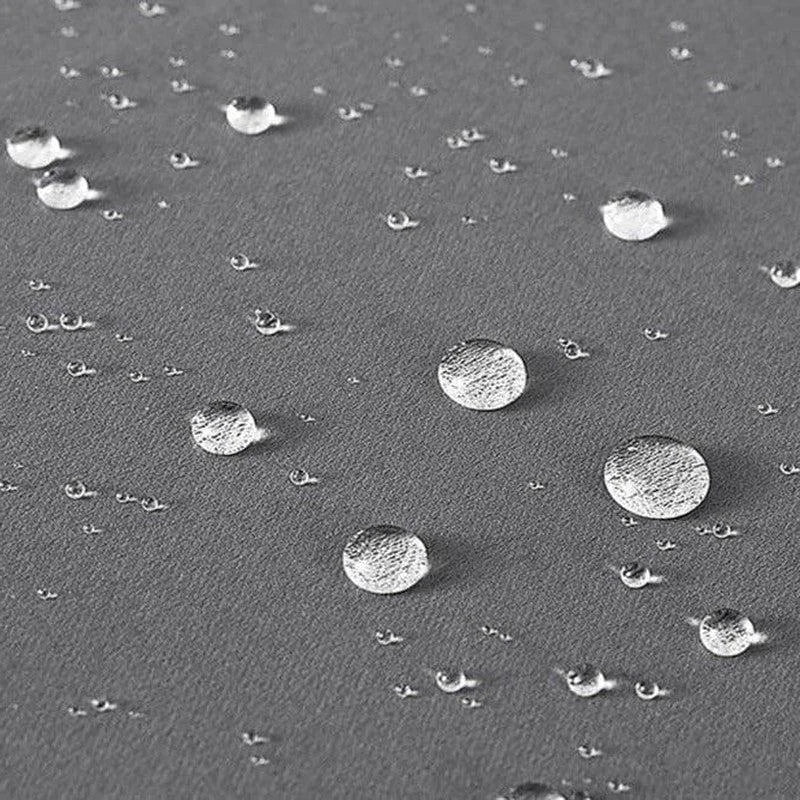 Image montrant un tissu imperméable avec des gouttes d'eau en surface, illustrant l'efficacité du produit pour résister à l'humidité. Protection idéale pour les vêtements d'extérieur et les accessoires, garantissant confort et durabilité dans des conditions humides. Idéal pour les activités de plein air par temps pluvieux.