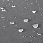 Image montrant un tissu imperméable avec des gouttes d'eau en surface, illustrant l'efficacité du produit pour résister à l'humidité. Protection idéale pour les vêtements d'extérieur et les accessoires, garantissant confort et durabilité dans des conditions humides. Idéal pour les activités de plein air par temps pluvieux.