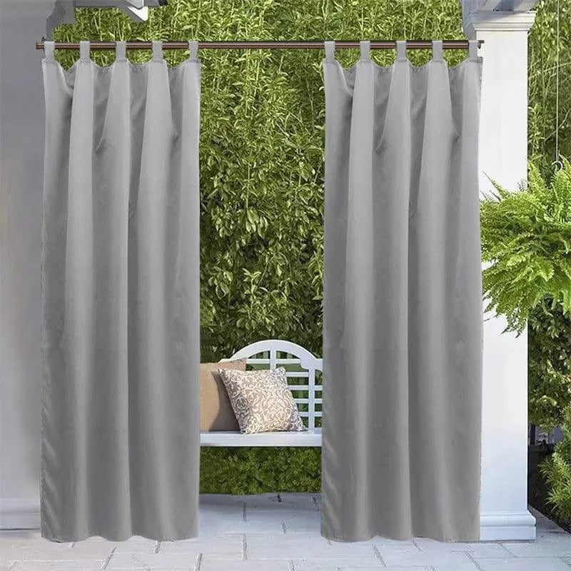 Rideaux opaques gris pour extérieur, idéals pour créer une ambiance intimiste sur une terrasse ou un patio. Apportez une touche d'élégance à votre espace extérieur avec ces rideaux pratiques, suspendus sur une tringle, offrant un décor moderne et raffiné. Parfaits pour protéger du soleil tout en embellissant votre jardin.