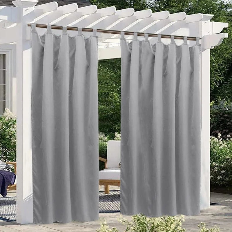 Rideaux d'extérieur gris élégants suspendus à une pergola blanche, créant un espace ombragé et intime. Idéaux pour embellir votre jardin ou terrasse tout en préservant votre intimité. Leur design moderne s'intègre harmonieusement avec tout type de décoration extérieure. Parfaits pour apporter une touche chic et contemporaine à votre espace de détente en plein air.