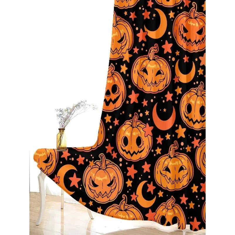 Rideau décoratif de Halloween avec motifs de citrouilles souriantes et de lunes croissantes sur fond noir. Idéal pour ajouter une touche festive et effrayante à votre intérieur en période de fête. Convient parfaitement pour une ambiance Halloween chaleureuse et ludique. Accessoire parfait pour les amateurs de décoration saisonnière.