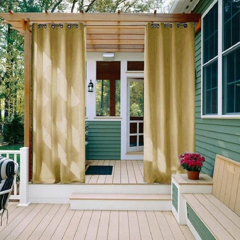 Rideaux d'extérieur élégants suspendus sur une véranda boisée, accentuant un espace de détente extérieur. Parfaite pour créer une atmosphère intime et chaleureuse dans votre jardin. Adapté pour une utilisation en terrasse ou patio, ajoutant une touche de design contemporain à votre espace extérieur. Optimise la confidentialité sans sacrifier le style.