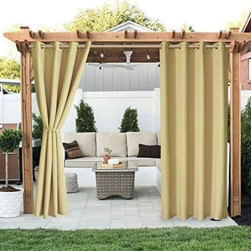 Rideaux de pergola de couleur beige pour aménagement extérieur, offrant intimité et élégance à votre espace de détente en plein air. Parfaits pour créer une ambiance chaleureuse sur votre terrasse ou jardin. Accessoires idéals pour embellir votre mobilier d'extérieur tout en vous protégeant du soleil.