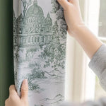 Rideau décoratif avec motif architectural, idéal pour ajouter une touche d'élégance à votre intérieur. Ce design raffiné et artistique met en valeur des illustrations de bâtiments classiques entourés de végétation luxuriante. Parfait pour des salons, chambres ou espaces de travail souhaitant un accent visuel sophistiqué.