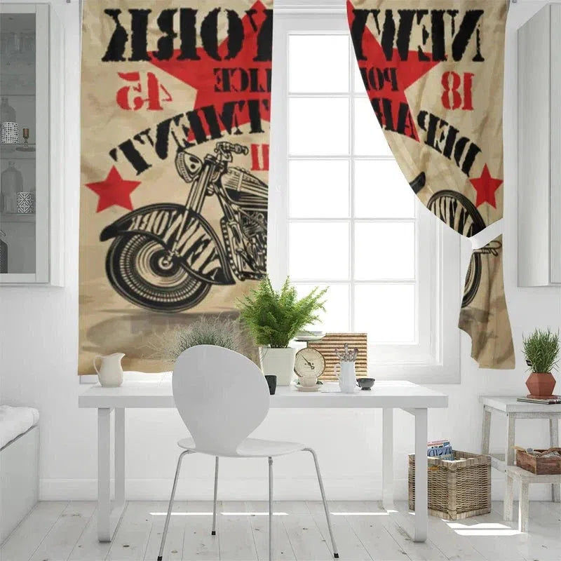 Rideau de salon au design vintage avec motif de moto rétro et lettrage inspiré de New York, idéal pour ajouter une touche urbaine et stylée à votre décoration intérieure. Ce rideau original convient parfaitement aux espaces modernes et dynamiques, offrant une ambiance unique et personnalisée à votre pièce.