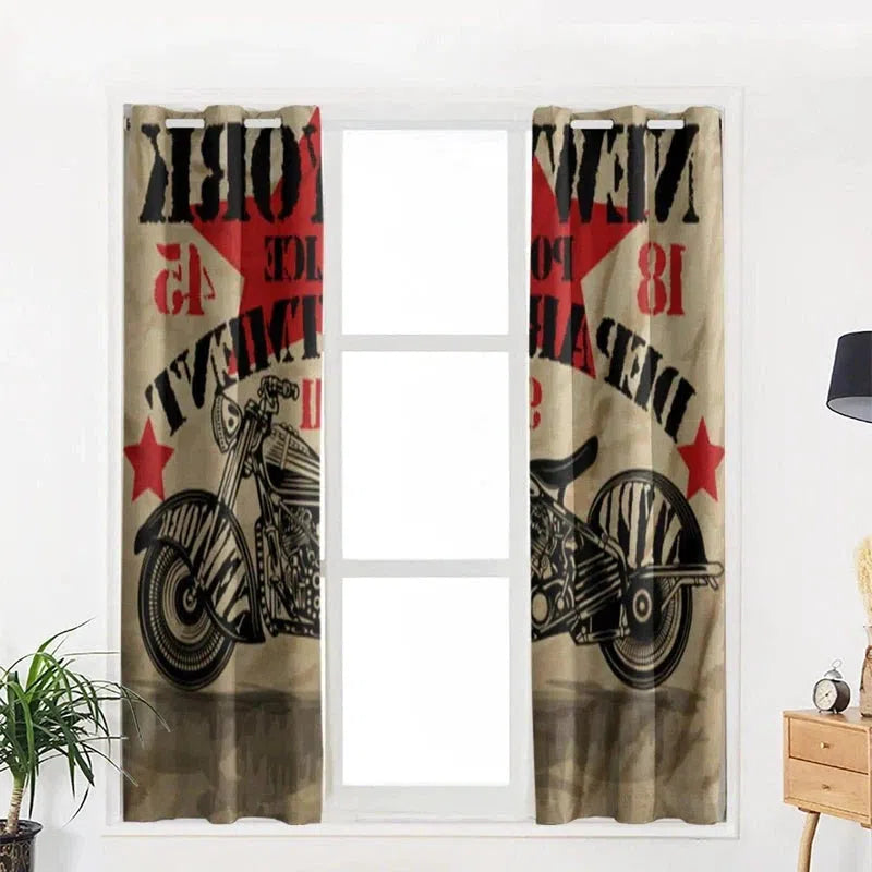 Rideaux originaux avec motif de moto vintage et texte rétro, parfaits pour ajouter une touche de style à une décoration intérieure moderne. Ces rideaux uniques se démarquent par leur design audacieux, idéal pour les amateurs de motos et les passionnés de décoration industrielle. Parfaits pour le salon ou la chambre, ils apportent une ambiance dynamique et différente à votre espace.