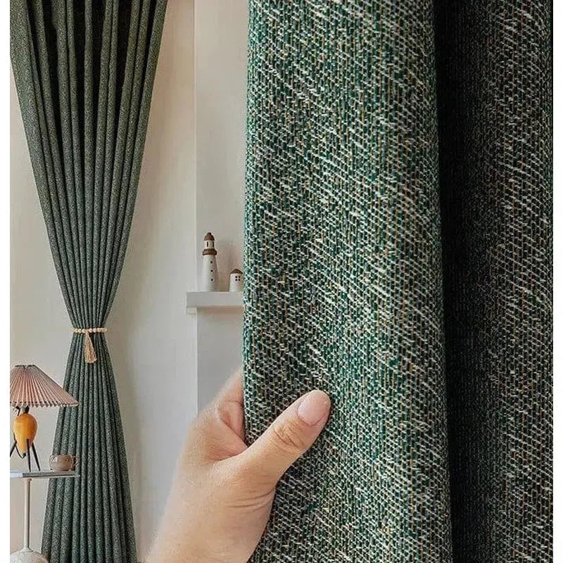 Rideaux épais vert foncé pour décoration intérieure moderne, touche élégante pour le salon ou la chambre, capturant la lumière naturelle, accessoire idéal pour un aménagement raffiné et tendance.