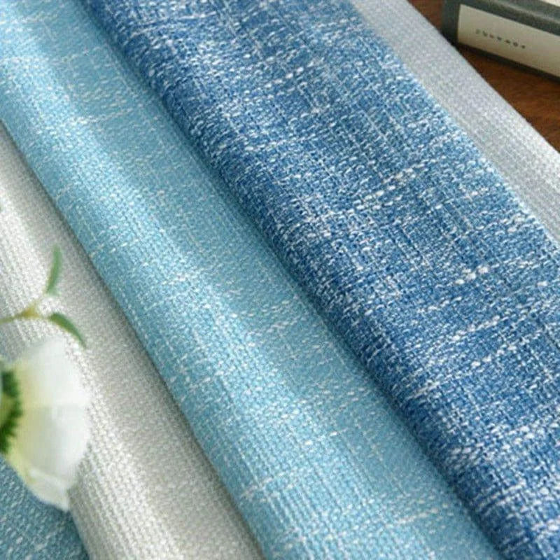 Rideau décoratif moderne en tons de bleu et blanc, idéal pour une ambiance élégante et apaisante. Accessoire de maison parfait pour apporter une touche de fraîcheur à votre décoration intérieure. Disponibles en différentes dimensions pour s'adapter à toutes les fenêtres.