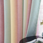 Rideau multicolore moderne en tissu léger, idéal pour salon ou chambre. Design pastel avec nuances de rose, jaune, vert et bleu. Décoration intérieure élégante et contemporaine.