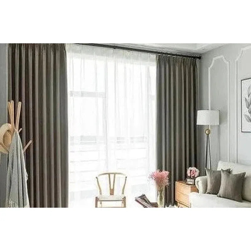 Rideaux opaques modernes dans un salon élégant, ajoutant une touche contemporaine à votre décoration intérieure. Optez pour ces rideaux pour créer une ambiance chaleureuse tout en préservant votre intimité. Parfaits pour compléter le design de votre espace de vie avec style et fonctionnalité.